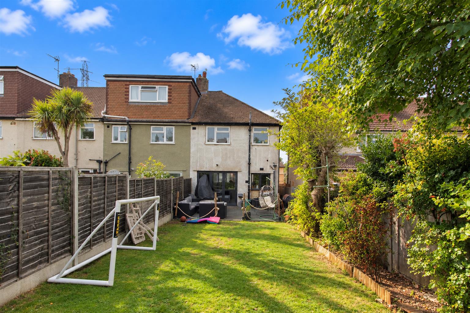 Lynmouth Avenue, Morden